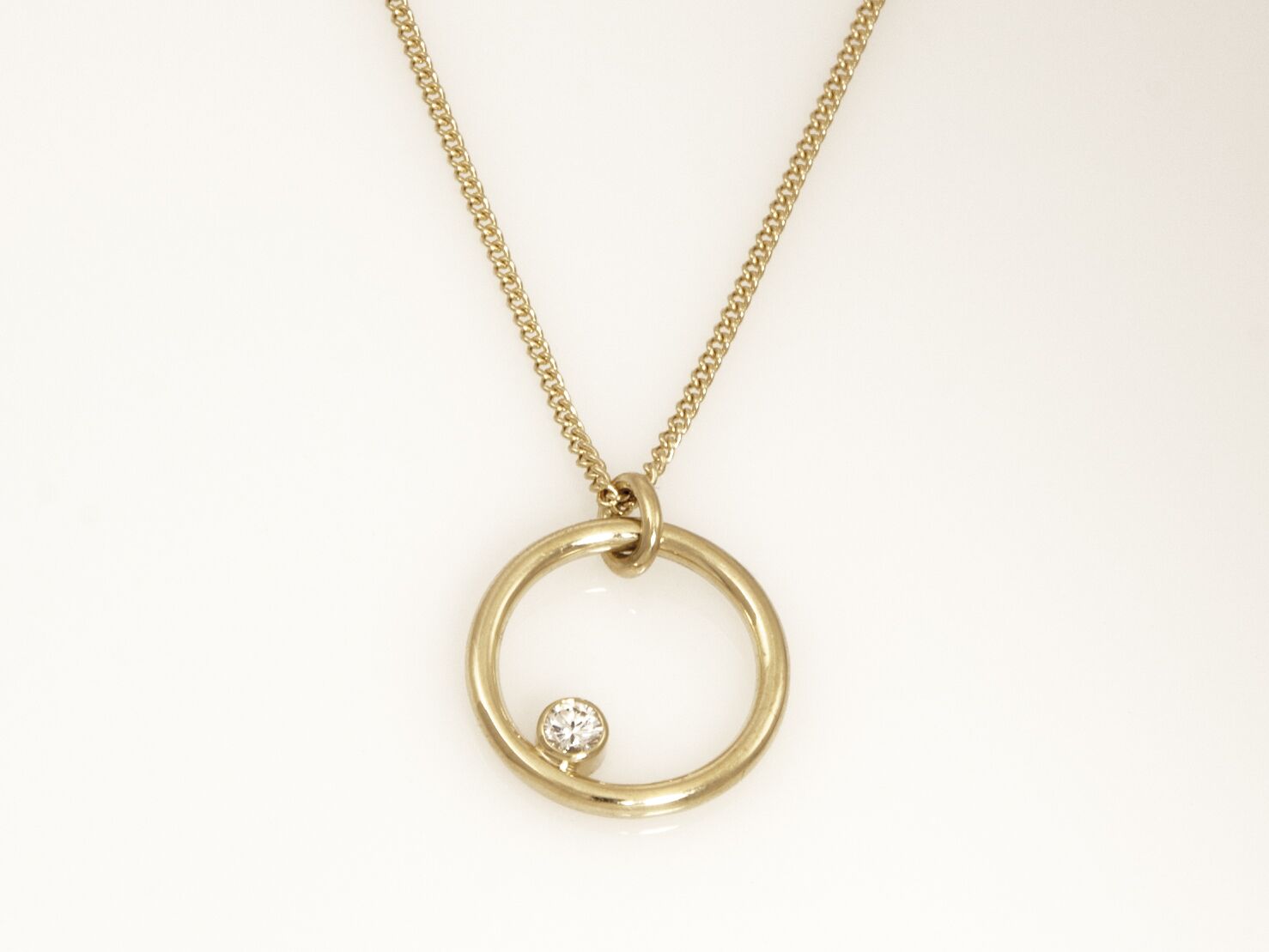 Solid 18ct Yellow Gold Circle Diamond Pendant 1 Solid 18ct Yellow Gold Circle Diamond Pendant